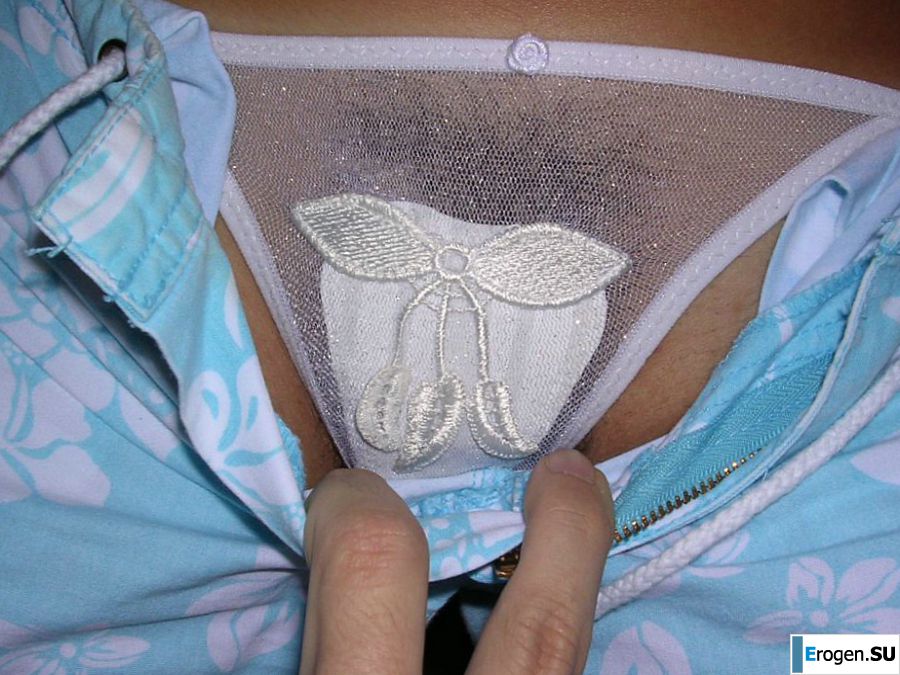 A tanned brunette shines her tits in the morning in bed. Photo 34