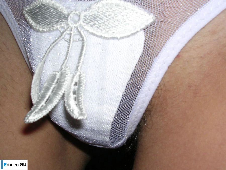 A tanned brunette shines her tits in the morning in bed. Photo 35