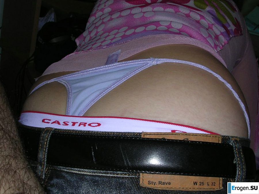 A tanned brunette shines her tits in the morning in bed. Photo 5