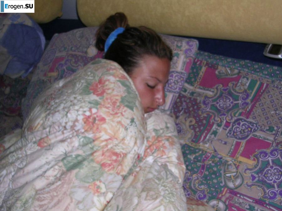 A tanned brunette shines her tits in the morning in bed. Photo 8