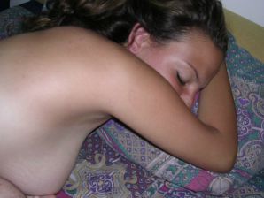 A tanned brunette shines her tits in the morning in bed. Thumb 23