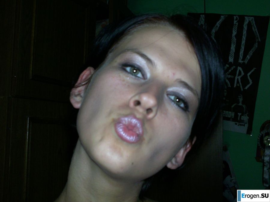 A tanned girl is spinning naked in a room. Photo 10