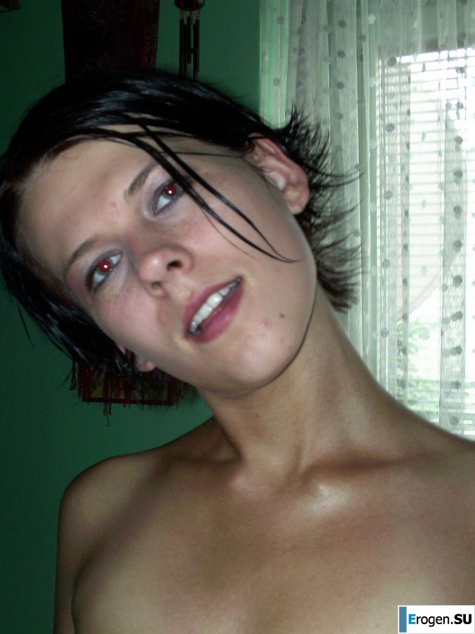 A tanned girl is spinning naked in a room. Photo 30