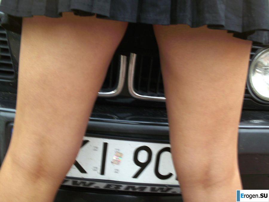 A tanned girl is spinning naked in a room. Photo 36