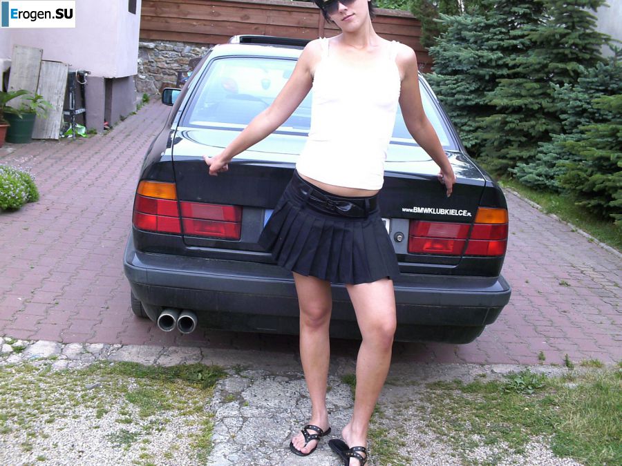 A tanned girl is spinning naked in a room. Photo 37