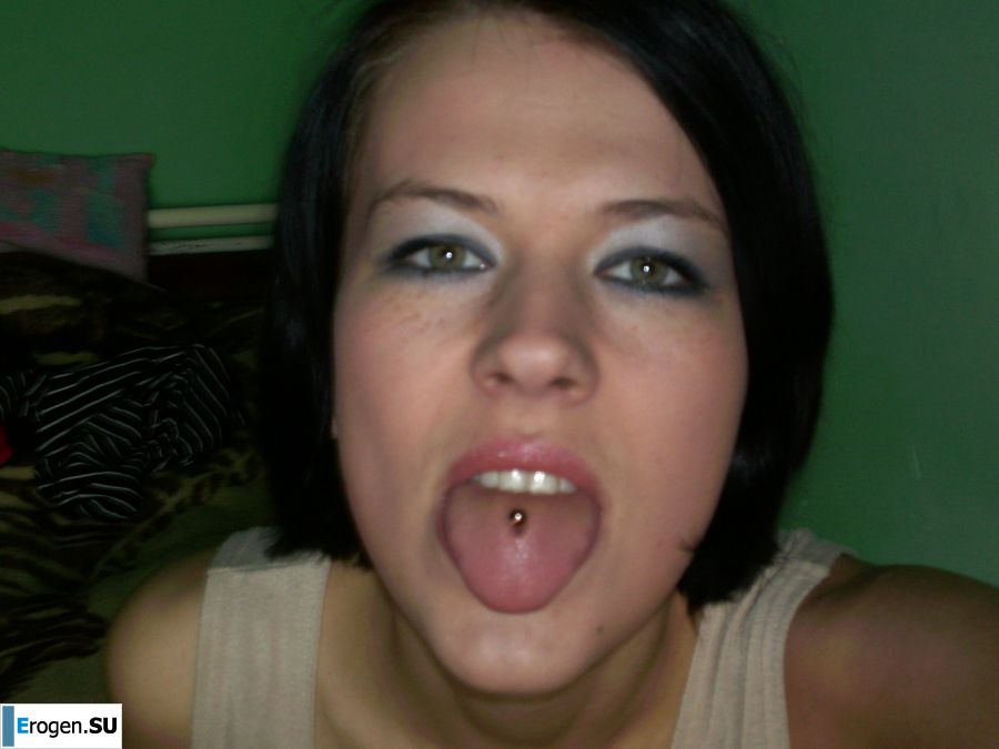 A tanned girl is spinning naked in a room. Photo 5