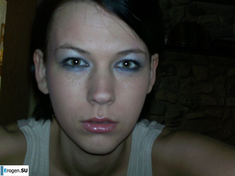 A tanned girl is spinning naked in a room. Photo 6