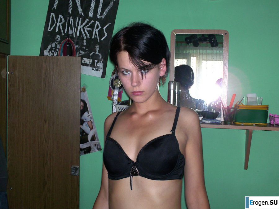 A tanned girl is spinning naked in a room. Photo 8