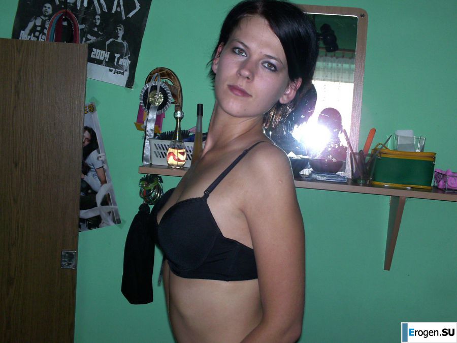 A tanned girl is spinning naked in a room. Photo 9