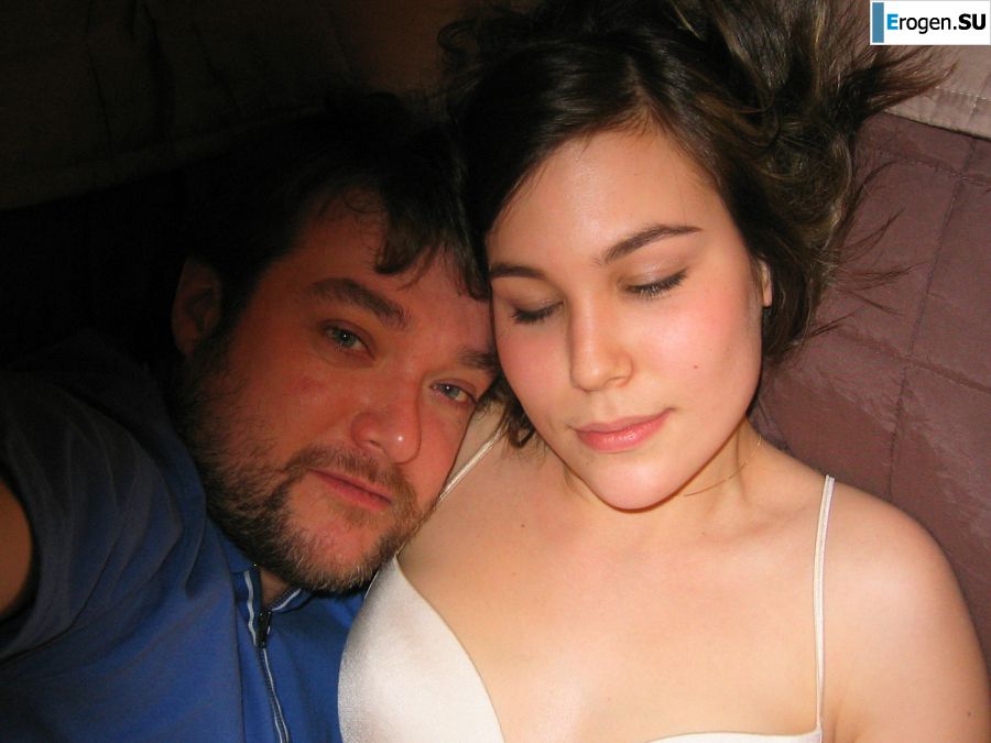 A young Asian girl is lying in bed after sex. Photo 8