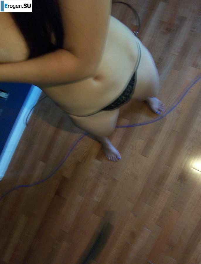 Привлекательная девушка позирует раком, показывая половые губы. Фото 10