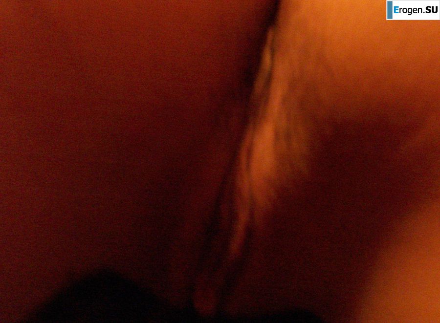 Привлекательная девушка позирует раком, показывая половые губы. Фото 12