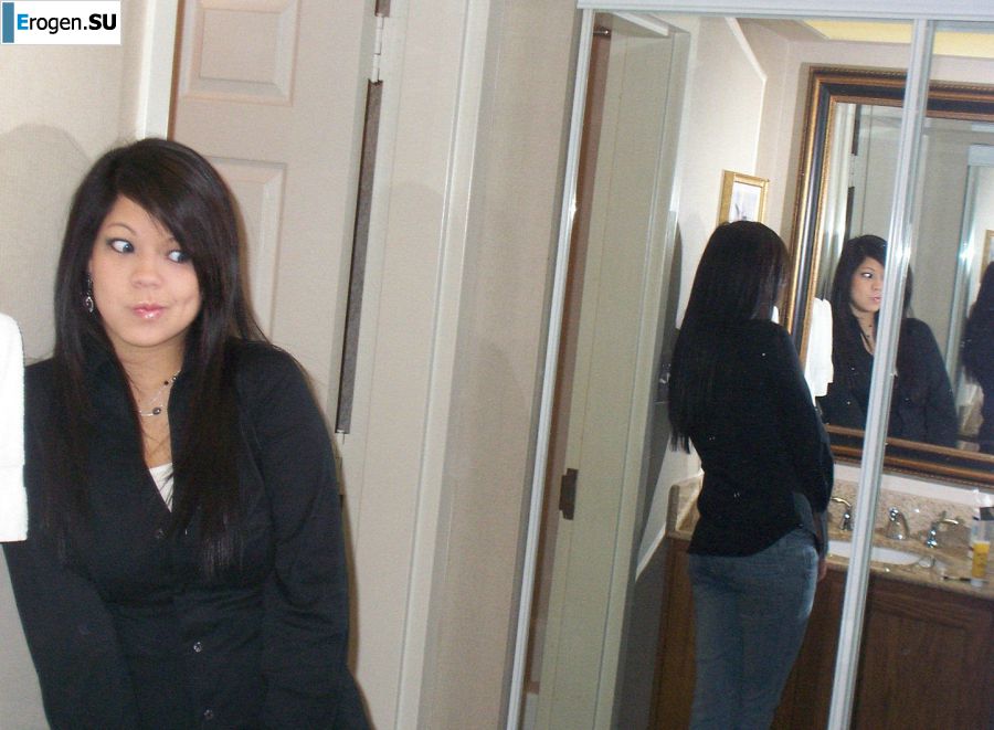 Привлекательная девушка позирует раком, показывая половые губы. Фото 3