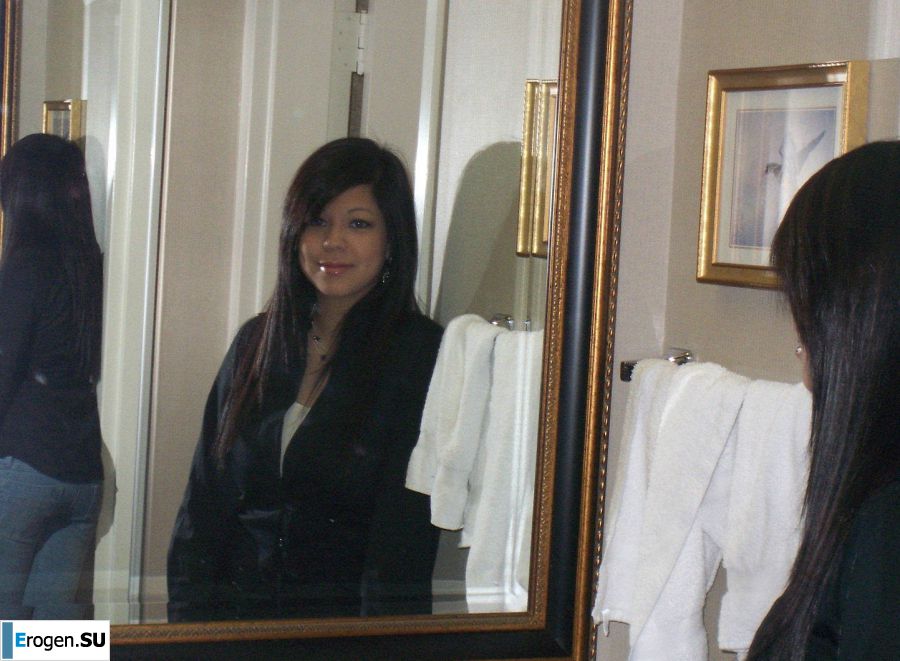 Привлекательная девушка позирует раком, показывая половые губы. Фото 4