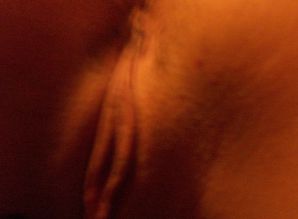 Привлекательная девушка позирует раком, показывая половые губы. Эскиз 15