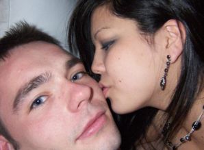 Привлекательная девушка позирует раком, показывая половые губы. Эскиз 6