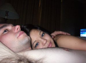 Привлекательная девушка позирует раком, показывая половые губы. Эскиз 8