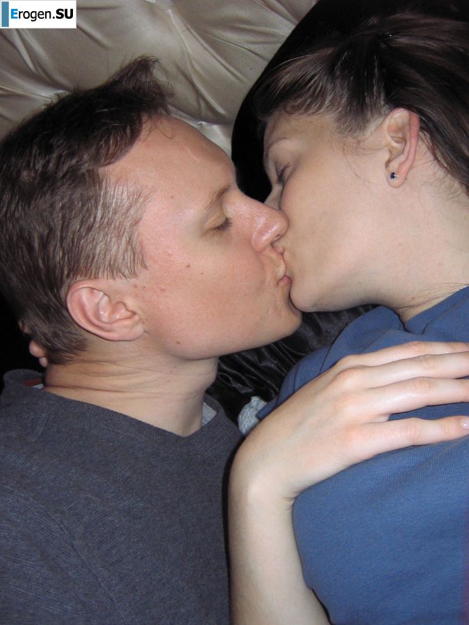 Зрелая женщина позирует в прозрачном платье перед мужиком. Фото 11