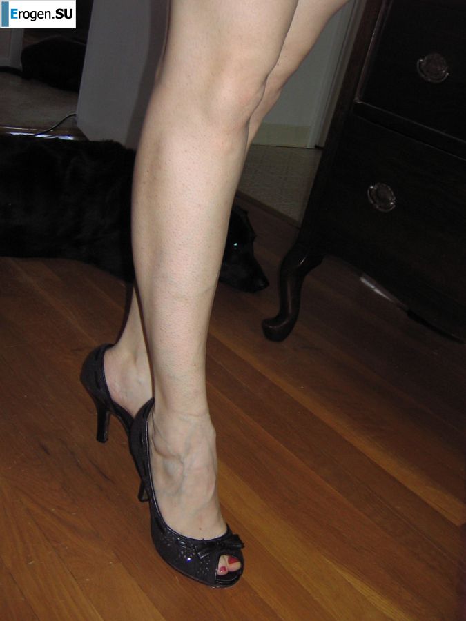 Зрелая женщина позирует в прозрачном платье перед мужиком. Фото 28