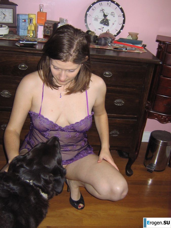 Зрелая женщина позирует в прозрачном платье перед мужиком. Фото 29