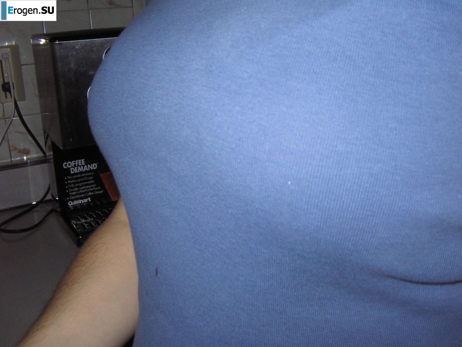 Зрелая женщина позирует в прозрачном платье перед мужиком. Фото 3