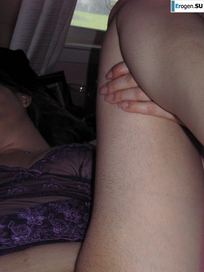 Зрелая женщина позирует в прозрачном платье перед мужиком. Фото 38