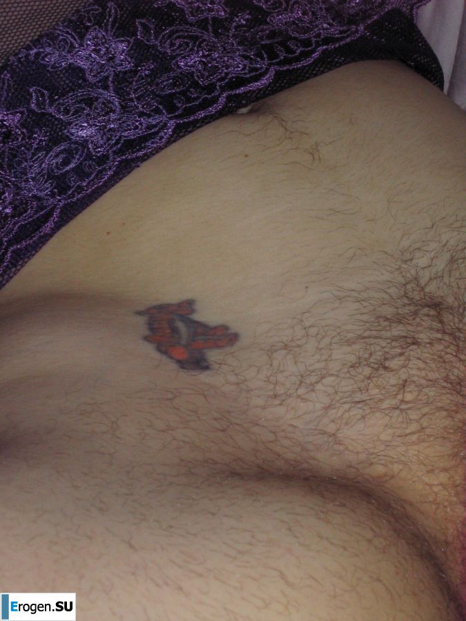 Зрелая женщина позирует в прозрачном платье перед мужиком. Фото 40