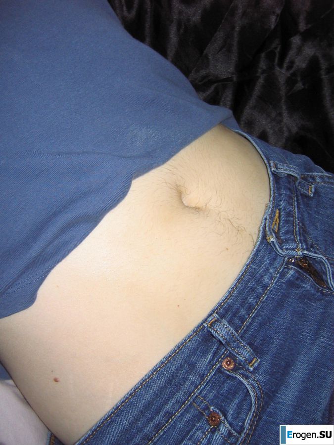 Зрелая женщина позирует в прозрачном платье перед мужиком. Фото 6