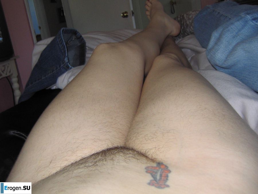 Зрелая женщина позирует в прозрачном платье перед мужиком. Фото 9