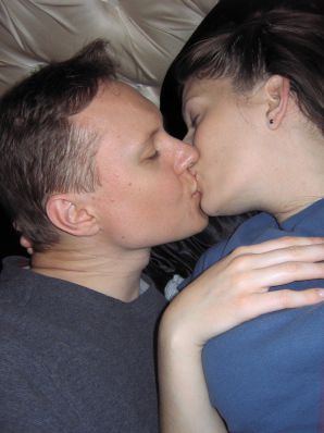 Зрелая женщина позирует в прозрачном платье перед мужиком. Эскиз 11