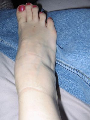 Зрелая женщина позирует в прозрачном платье перед мужиком. Эскиз 13