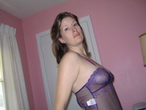 Зрелая женщина позирует в прозрачном платье перед мужиком. Эскиз 26