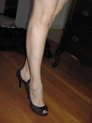 Зрелая женщина позирует в прозрачном платье перед мужиком. Эскиз 28