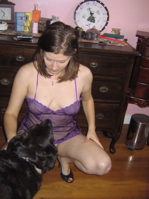 Зрелая женщина позирует в прозрачном платье перед мужиком. Эскиз 29