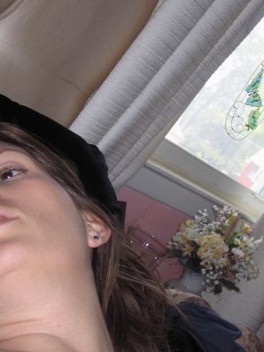 Зрелая женщина позирует в прозрачном платье перед мужиком. Эскиз 36