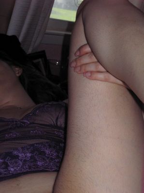 Зрелая женщина позирует в прозрачном платье перед мужиком. Эскиз 38