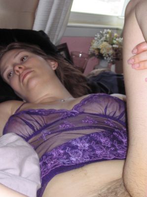 Зрелая женщина позирует в прозрачном платье перед мужиком. Эскиз 39