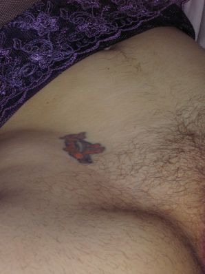 Зрелая женщина позирует в прозрачном платье перед мужиком. Эскиз 40