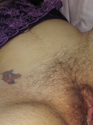 Зрелая женщина позирует в прозрачном платье перед мужиком. Эскиз 41