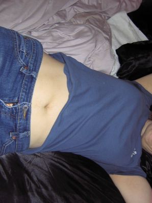 Зрелая женщина позирует в прозрачном платье перед мужиком. Эскиз 5