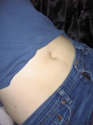 Зрелая женщина позирует в прозрачном платье перед мужиком. Эскиз 6