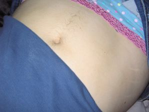 Зрелая женщина позирует в прозрачном платье перед мужиком. Эскиз 8