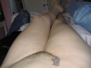 Зрелая женщина позирует в прозрачном платье перед мужиком. Эскиз 9