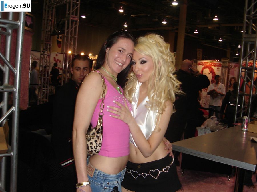 Slender girls light at a sex party by the pool. Photo 22