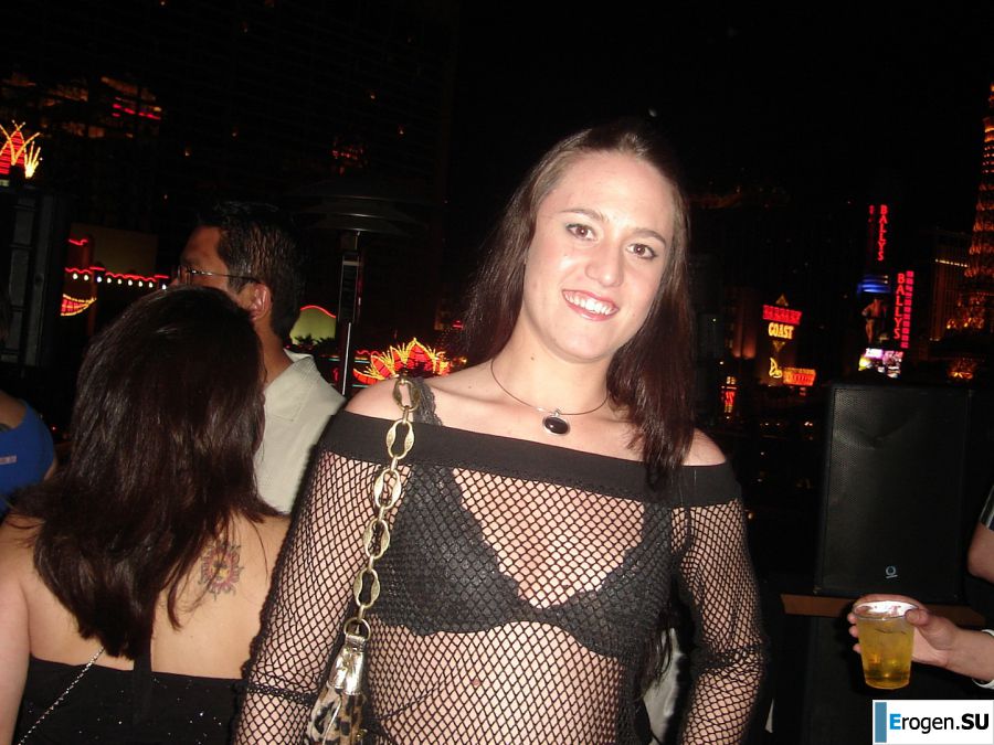 Slender girls light at a sex party by the pool. Photo 28