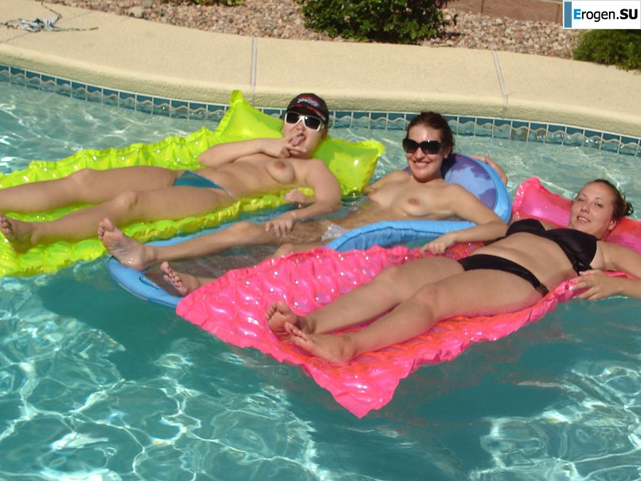 Slender girls light at a sex party by the pool. Photo 33