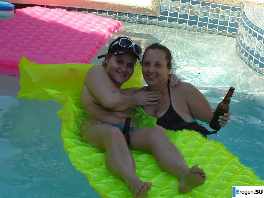 Slender girls light at a sex party by the pool. Photo 34