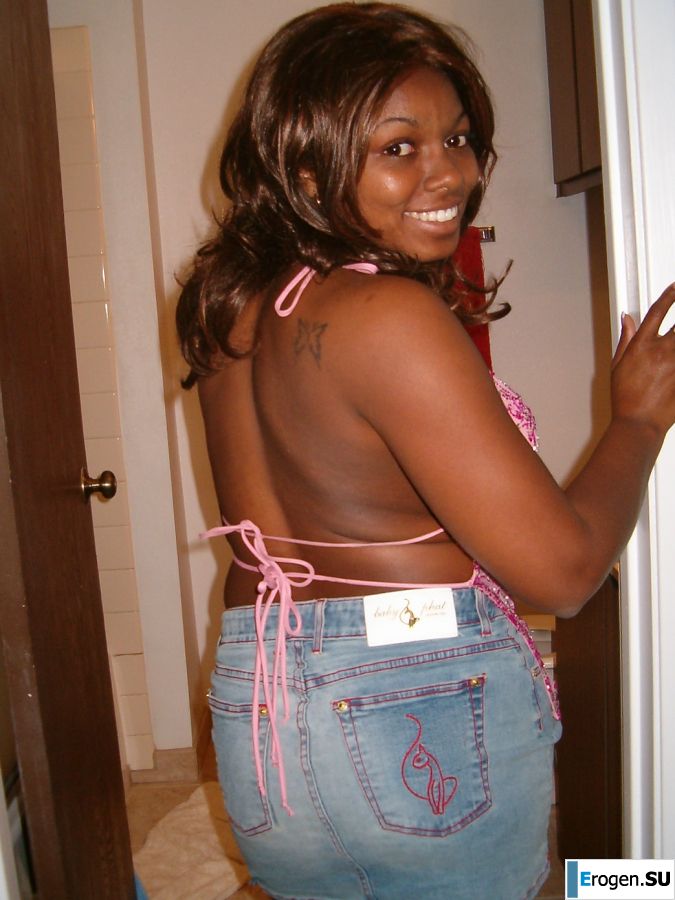 Аппетитная негритянка мастурбирует и демонстрирует мокрую киску. Фото 30