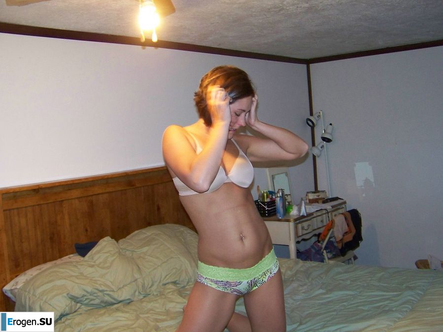 Красивая стройная брюнетка мастурбирует во время секса. Фото 24