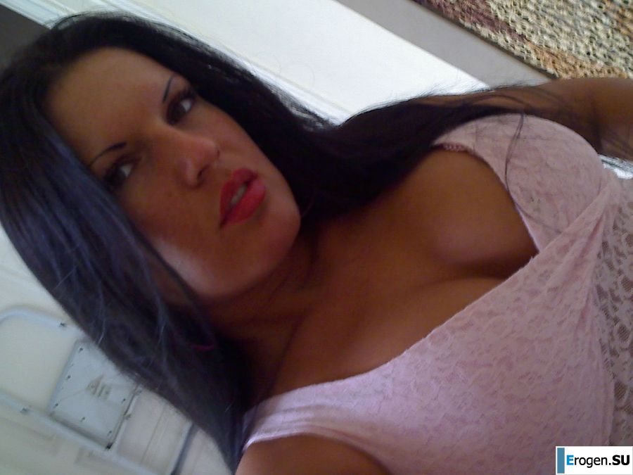 Tanned Latina with big tits shamelessly spread her legs. Photo 38